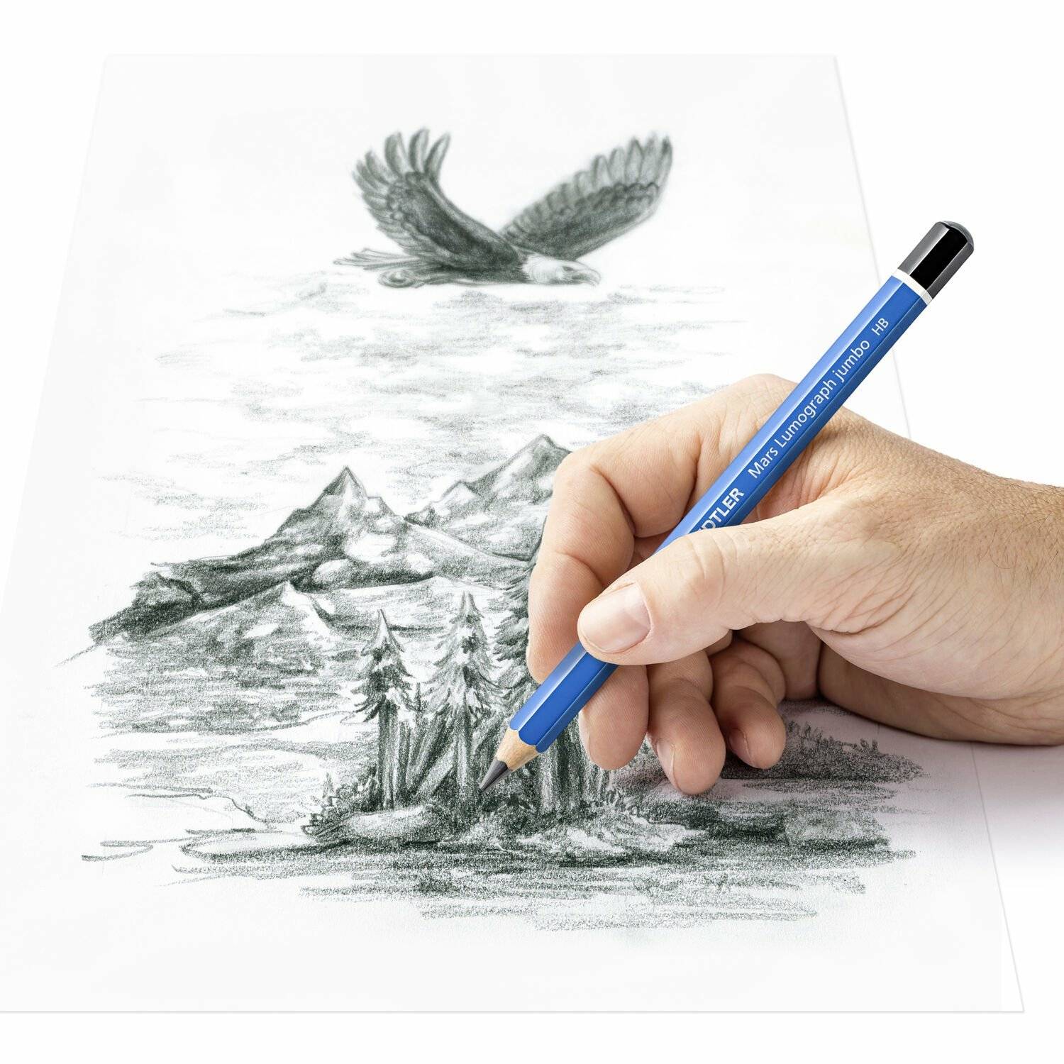 Eine Hand hält einen blauen Bleistift und skizziert eine Berglandschaft mit einem fliegenden Adler auf weißem Papier.