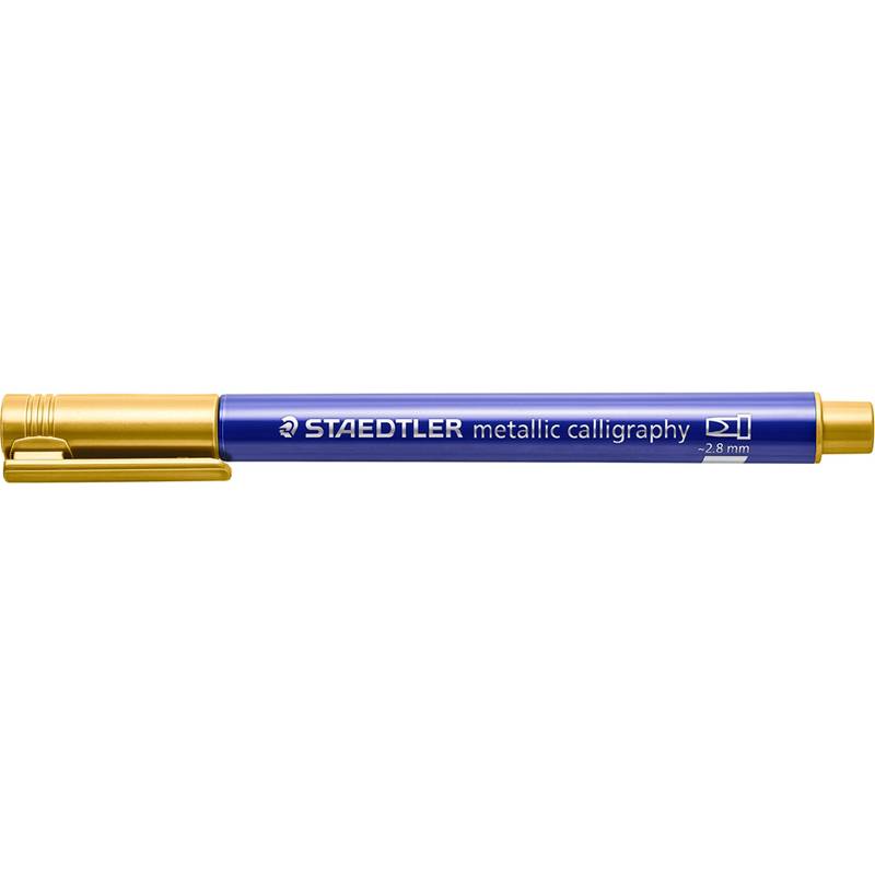 Ein blauer Staedtler Metallic-Kalligraphiestift mit goldener Kappe, beschriftet mit '2,8 mm'.