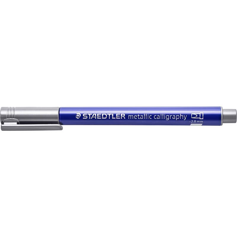 Ein blauer Staedtler Metallic-Kalligraphiestift mit silberfarbenem Deckel, konzipiert zum Schreiben mit einer 2,8 mm Keilspitze.