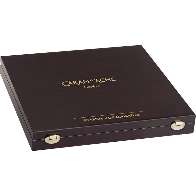 Braune Caran d'Ache-Schachtel mit goldener Aufschrift 'Genève' und '80 PRISMALO® AQUARELLE', die ein Set von Aquarellstiften anzeigt.