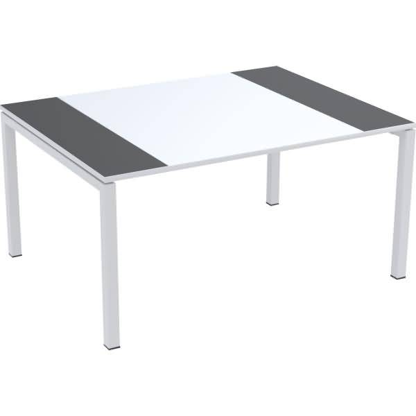 Moderner rechteckiger weißer Tisch mit silbernen Metallbeinen und dunklen Endplatten, gezeigt vor einem einfachen weißen Hintergrund.