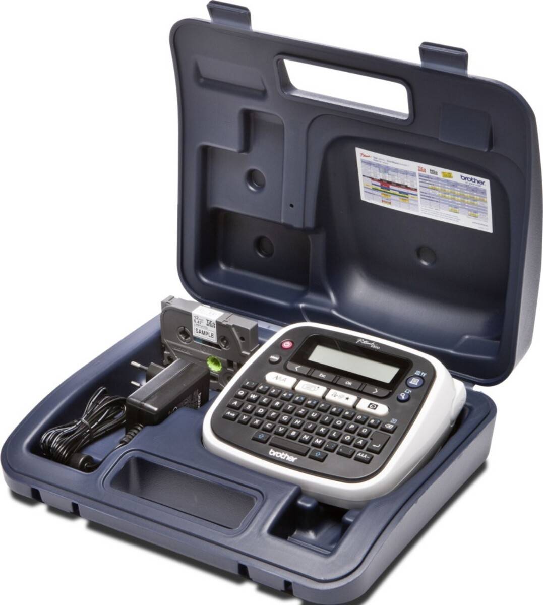 Ein Beschriftungsgerät in einem offenen Hartplastikgehäuse mit Fächern. Enthält Netzadapter und Beschriftungsband.