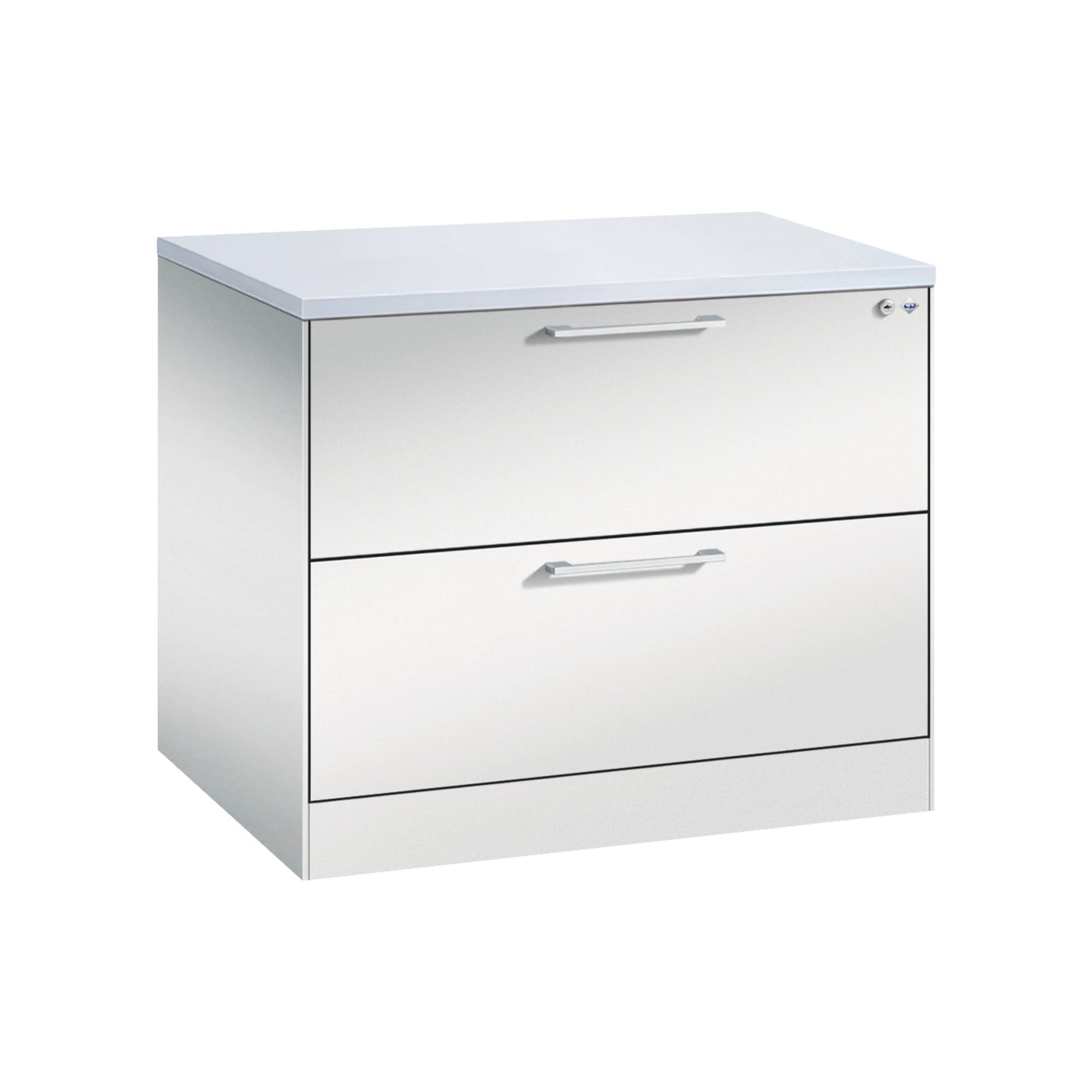 Metallischer Aktenschrank mit zwei Schubladen, silberner Oberfläche und horizontalen Griffen auf weißem Hintergrund.