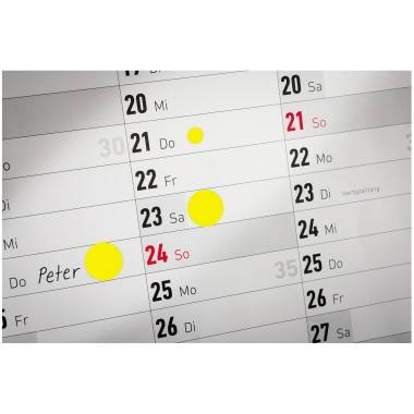 Nahaufnahme einer Kalenderseite mit den Daten 20–27 in Deutsch, die gelb hervorgehobene Kreise auf dem 21., 23. und 24. neben dem Namen Peter zeigt.