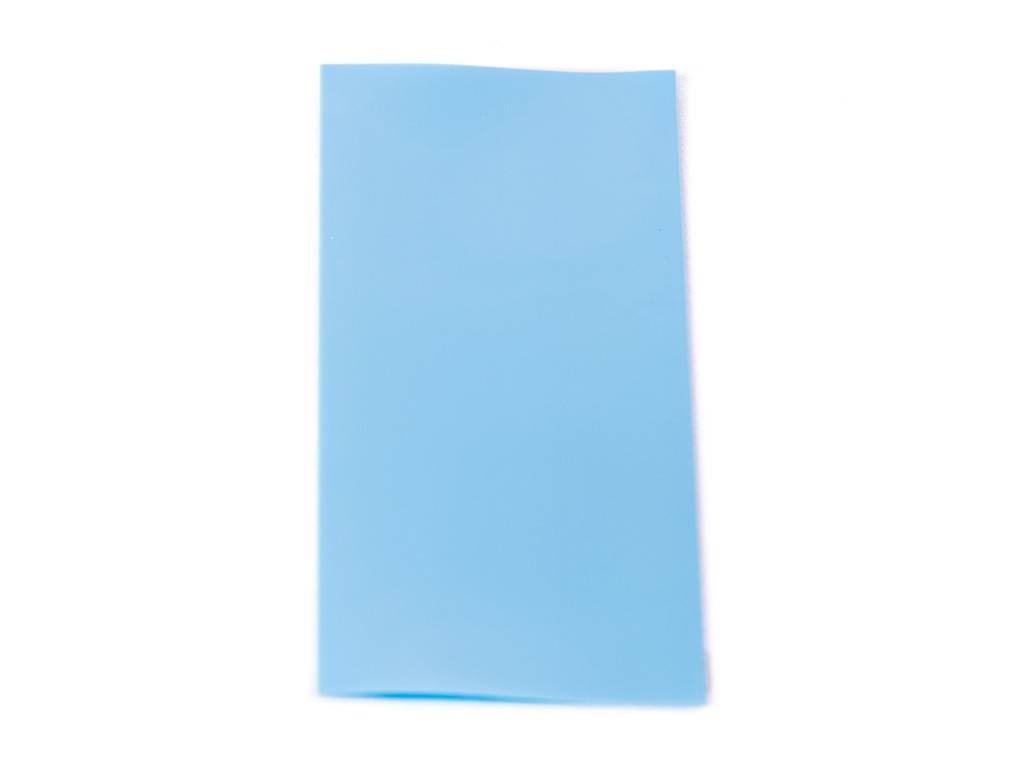 Hellblaues gefaltetes Papier oder Kartonblatt auf weißem Hintergrund.