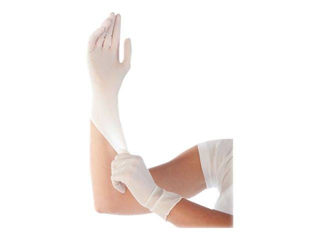 Eine Person in weißen Handschuhen zieht eine weiße Kompressionsbandage auf einen Arm auf und zeigt die Verwendung von schützender medizinischer oder Stützausrüstung.