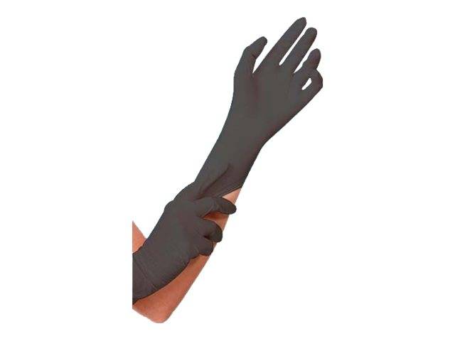 Person, die einen langen schwarzen Handschuh über den Arm auf weißem Hintergrund anzieht.