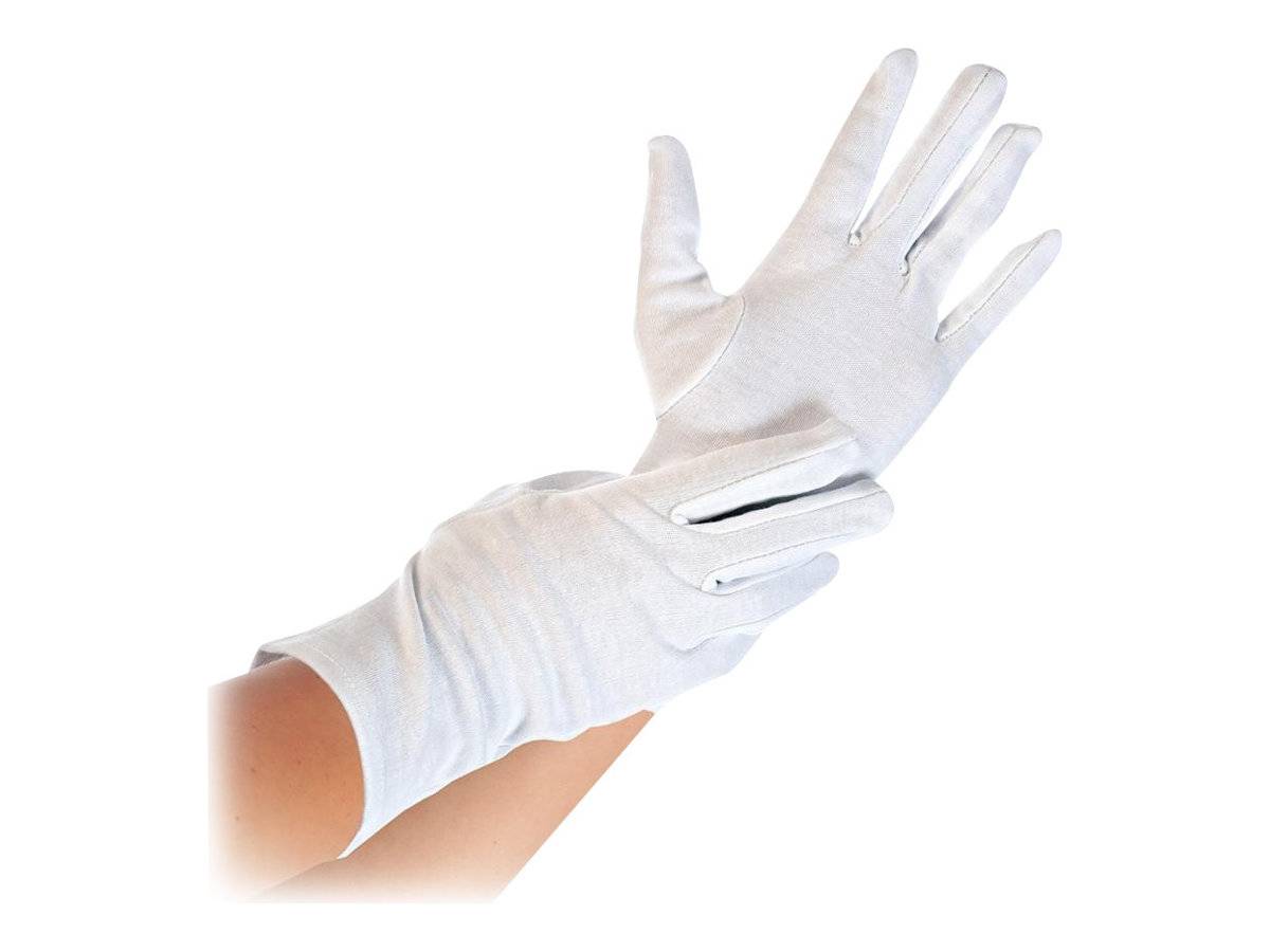 Paar weißer Handschuhe, das an den Händen einer Person getragen und angepasst wird, vor einem einfachen weißen Hintergrund.