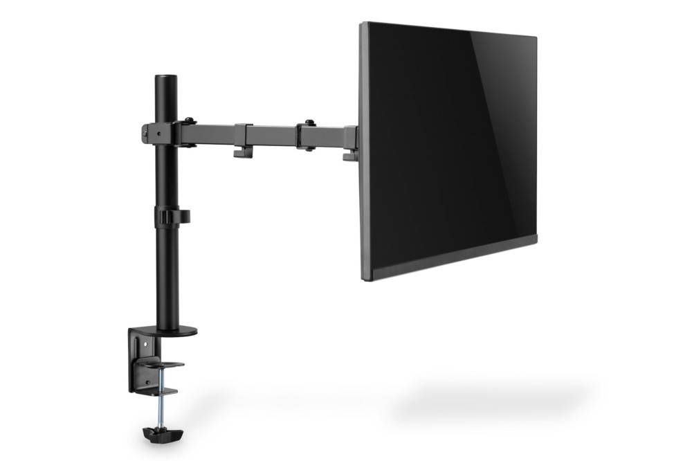 Eine schwarze, verstellbare Monitorhalterung mit montiertem Bildschirm, die an einen Schreibtisch geklemmt ist und deren Flexibilität und Bewegungsumfang für ergonomische Nutzung demonstriert wird.