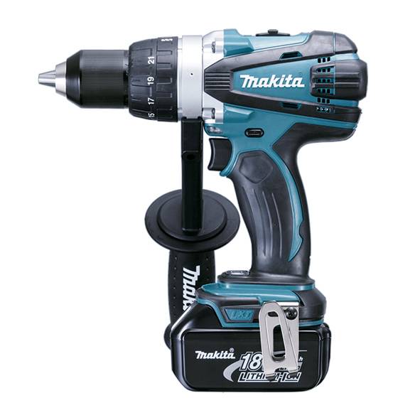 Makita Akku-Bohrschrauber mit Akku-Pack, in Seitenansicht auf weißem Hintergrund dargestellt.