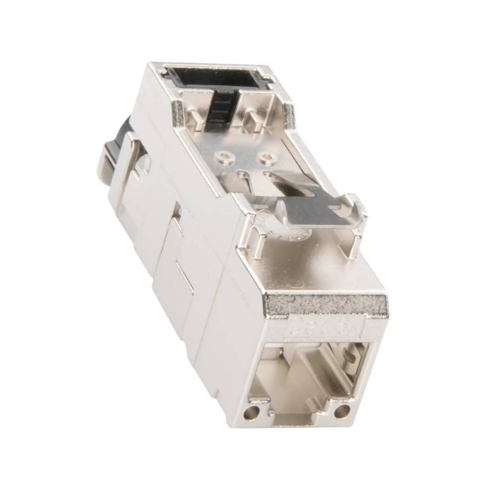 Ein Foto einer metallischen RJ45-Keystone-Buchse, die in der Netzwerktechnik verwendet wird, dargestellt aus einer angewinkelten Seitenansicht, die ihre Anschlüsse und Verbindungspunkte zeigt.