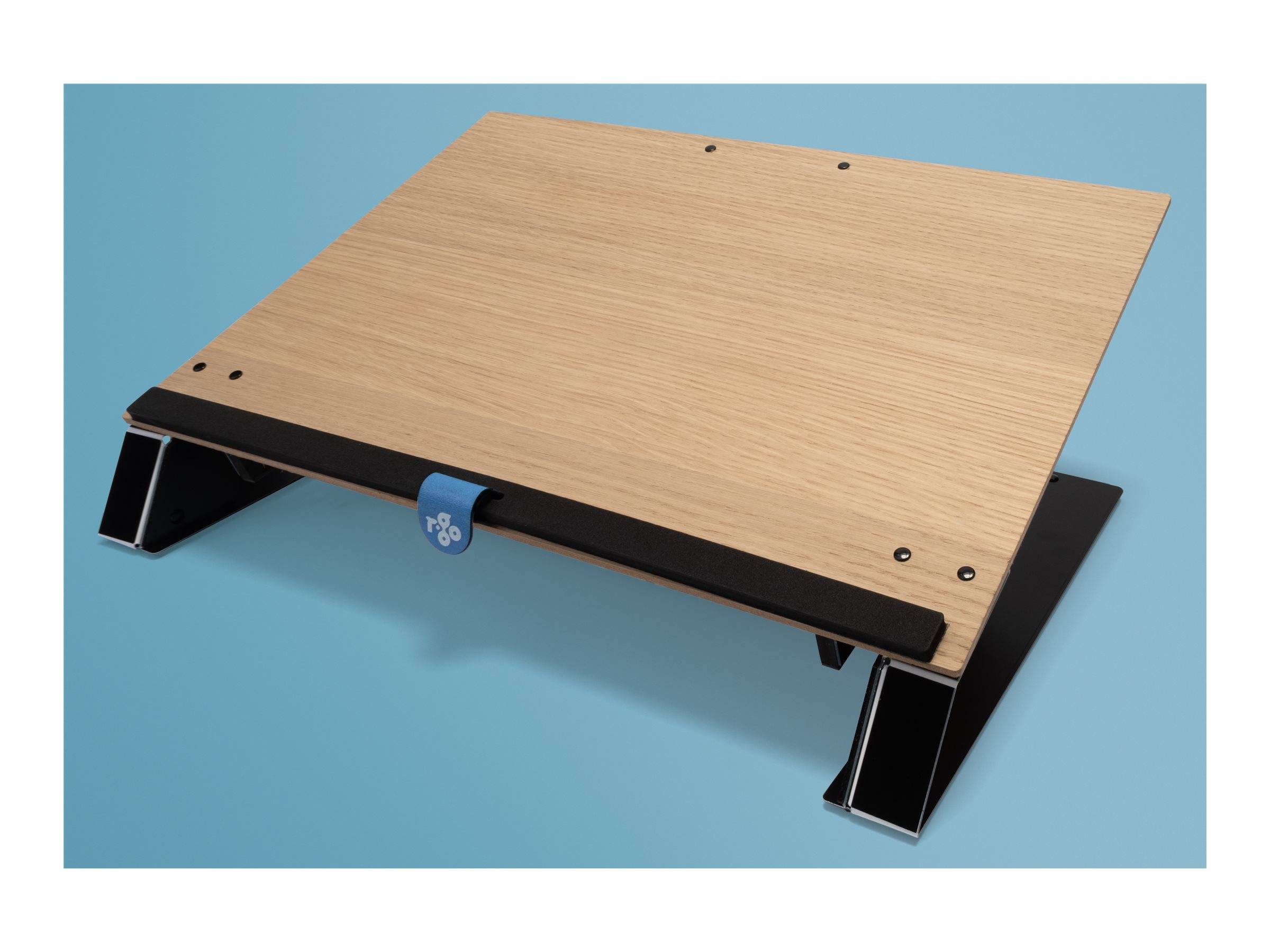 Holzschreibtisch oder tragbarer Stehpult mit schwarzen Klappenbeinen und einem blauen mittleren Riemen auf hellblauem Hintergrund.