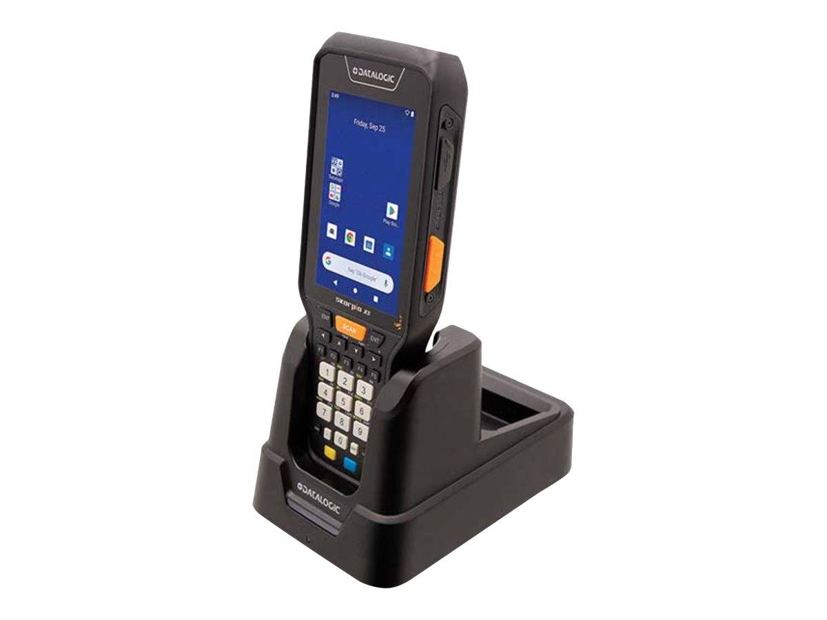 Tragbares Barcode-Scanner-Terminal in einer Ladeschale angedockt, mit sichtbarer Tastatur und Touchscreen-Display.