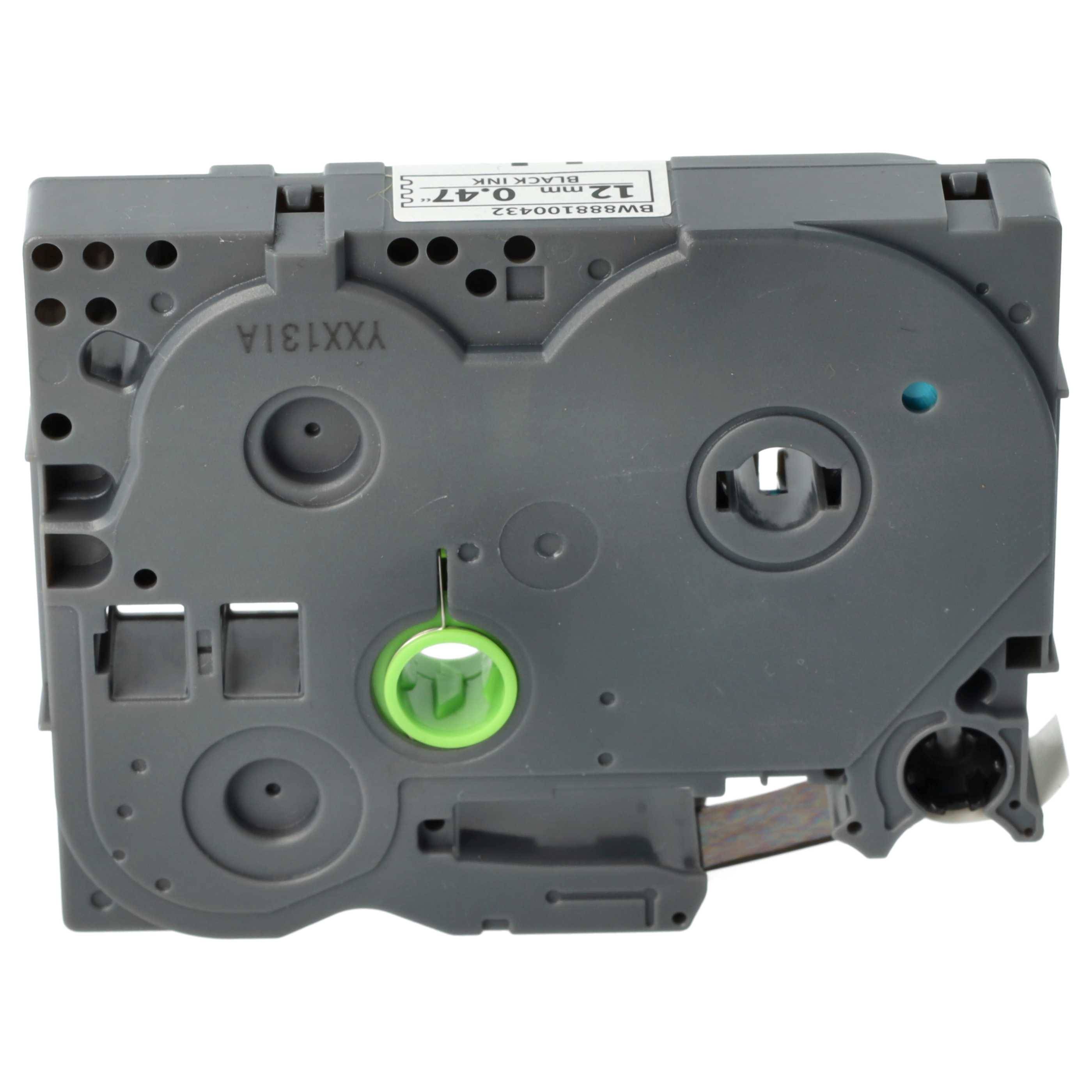 Nahaufnahme einer grauen TZe-Etikettenband-Kassette mit einer grünen Spule, die ihre mechanischen Komponenten und Anschlußpunkte zeigt.