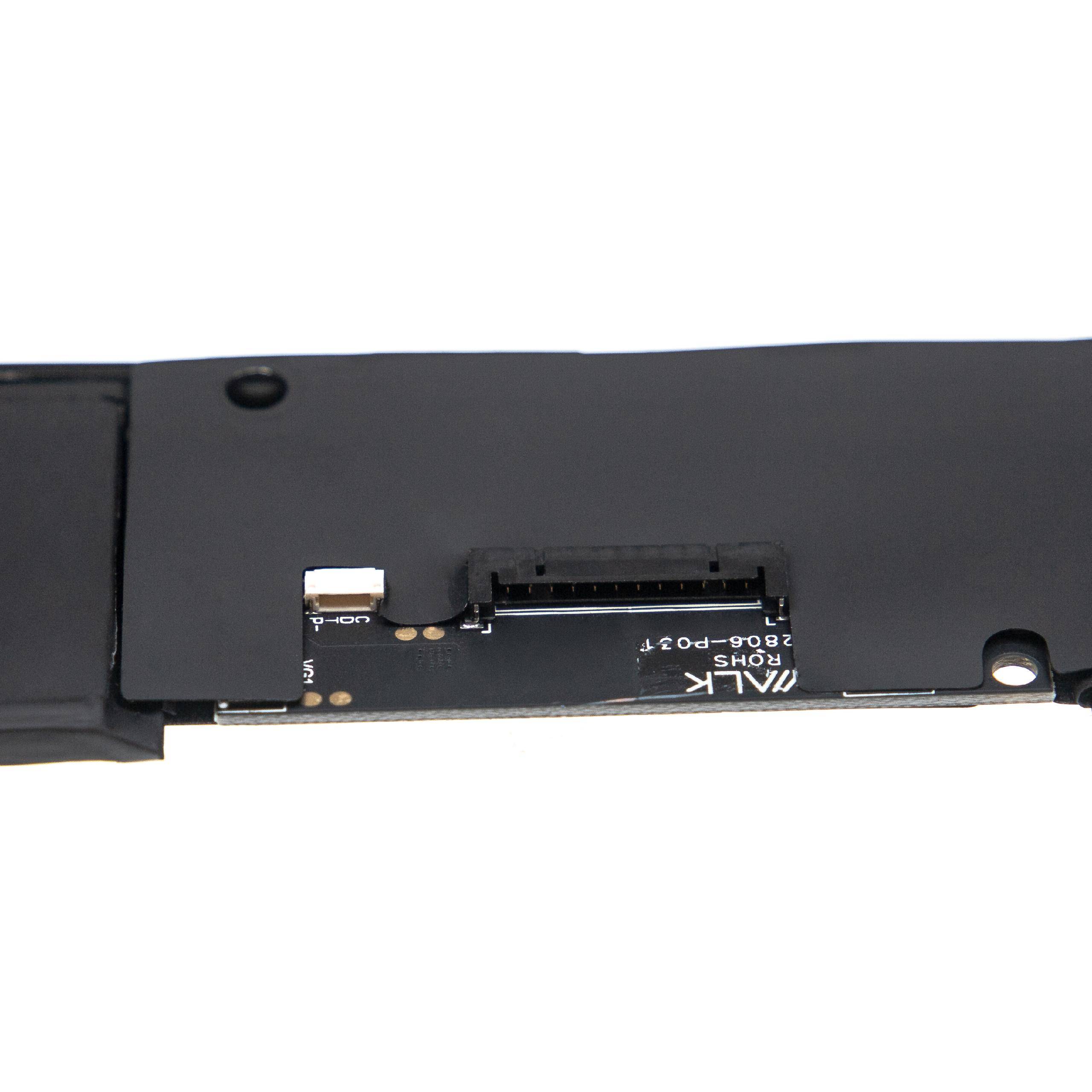 Nahaufnahme einer schwarzen elektronischen Leiterplatte mit einem Stecker und winzigen Komponenten, beschriftet mit 