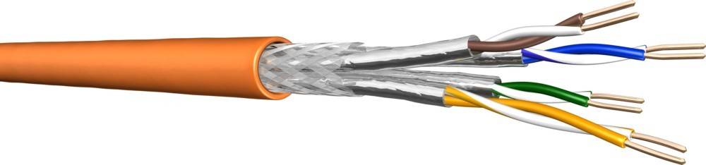 Eine Nahaufnahme eines gewickelten, metallflochtumsponnenen Kabels mit einem orangefarbenen Anschluss am linken Ende, was Haltbarkeit und Flexibilität andeutet.