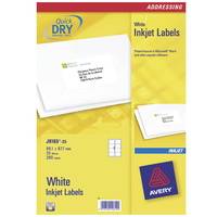Avery Quick DRY weiße Inkjet-Adressetiketten Paket mit Beispieletiketten auf der gelben Schachtel gezeigt.