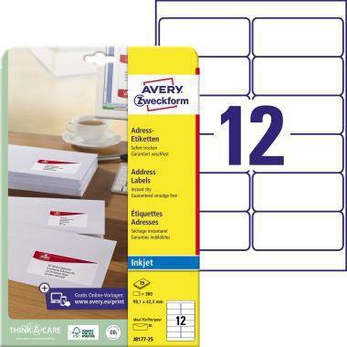 Avery Zweckform Inkjet-Adressetiketten, Produktverpackung neben einem Blatt mit 12 Etiketten und Bürotischszenerie.