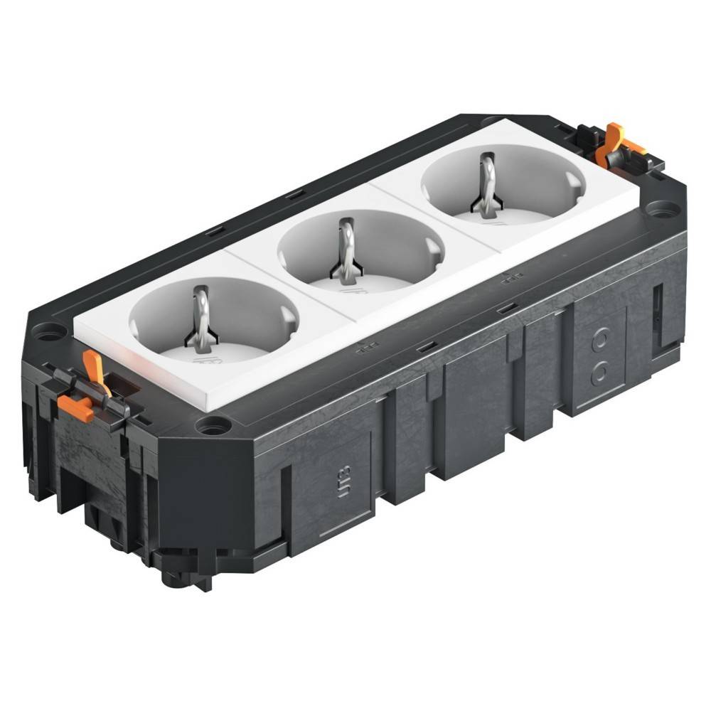 Ein dreifaches Elektrosteckdosenmodul mit einem schwarzen Gehäuse und drei weißen Steckdosen. Es verfügt über orangefarbene Verbindungsclips für eine einfache Installation.