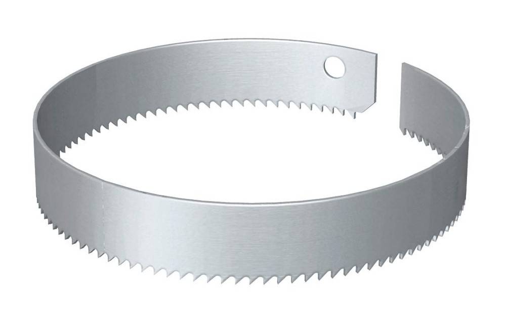 Eine kreisförmige Metallbandsägeblatt mit scharfen Zähnen und einem Loch an einem Ende, die zum Schneiden von Materialien verwendet wird.