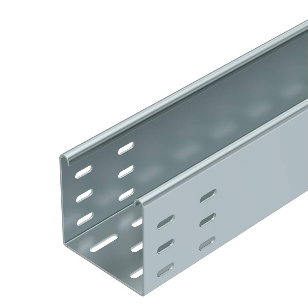 Ein verzinkter Metallkanal mit gestanzten Löchern entlang der Seiten, der typischerweise für strukturelle oder Stützungszwecke im Bauwesen verwendet wird.
