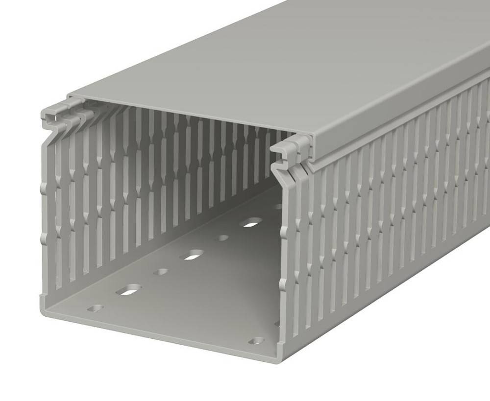 Ein grauer Kabelkanal mit geschlitzten Seiten zur Belüftung, der für die Organisation und den Schutz von Kabeln in elektrischen Installationen entwickelt wurde.