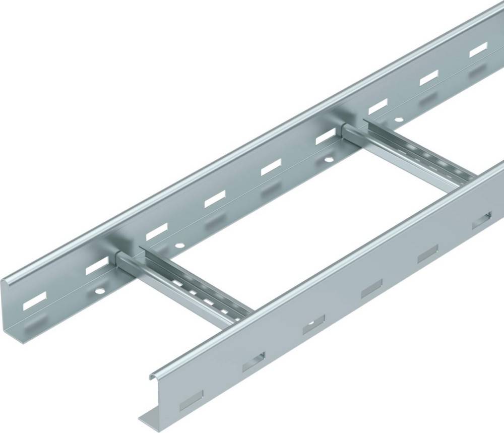 Eine Kabelrinne aus Metall mit Perforationen wird gezeigt. Sie ist für die Unterstützung von isolierten Elektrokabeln konzipiert, die für Stromverteilung und Kommunikation verwendet werden.