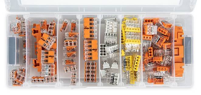 Eine transparente Aufbewahrungsbox mit verschiedenen Größen und Typen von Drahtverbindern, einschließlich Hebel- und Steckkonnektoren, die in Fächern organisiert sind.