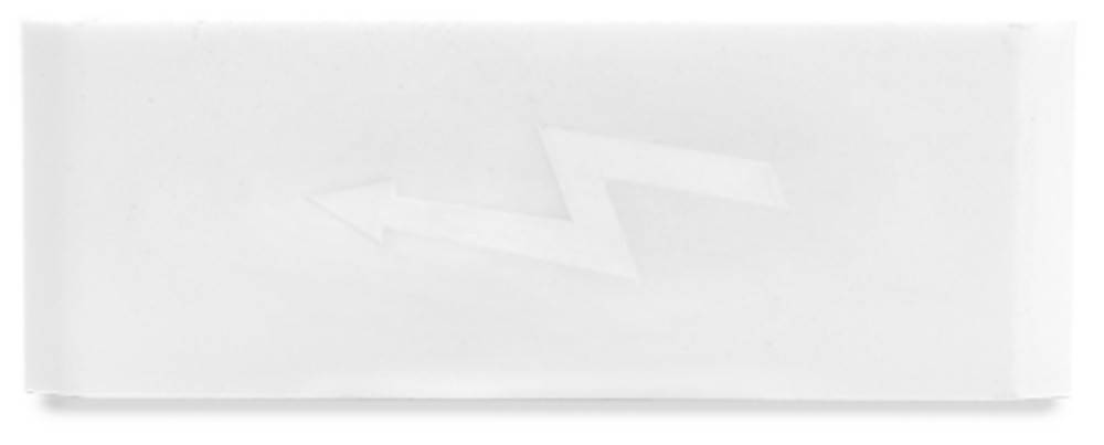 Ein verschwommener weißer Pfeil, der vor einem weißen Hintergrund nach oben zeigt und Wachstum oder Fortschritt symbolisiert.