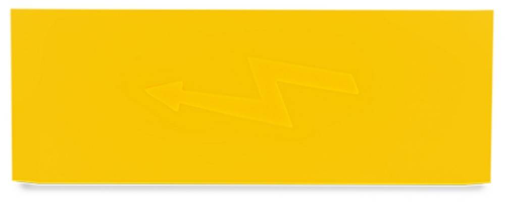 Ein heller gelber Hintergrund mit einem großen Zickzack-Pfeil, der nach links zeigt. Das strukturierte Design des Pfeils hebt sich deutlich von der glatten Kulisse ab.