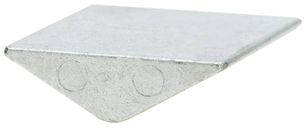 Ein Nahaufnahmebild von einer Ecke eines grauen metallischen Objekts, das eine glatte Oberfläche und eine scharfe Kante zeigt, möglicherweise Teil einer industriellen Komponente.
