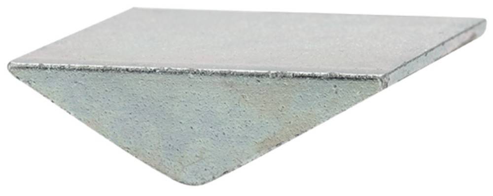 Eine Nahaufnahme einer strukturierten, abgewinkelten Ecke einer blassen grauen metallischen Oberfläche mit einer leicht rauen und abgenutzten Erscheinung.