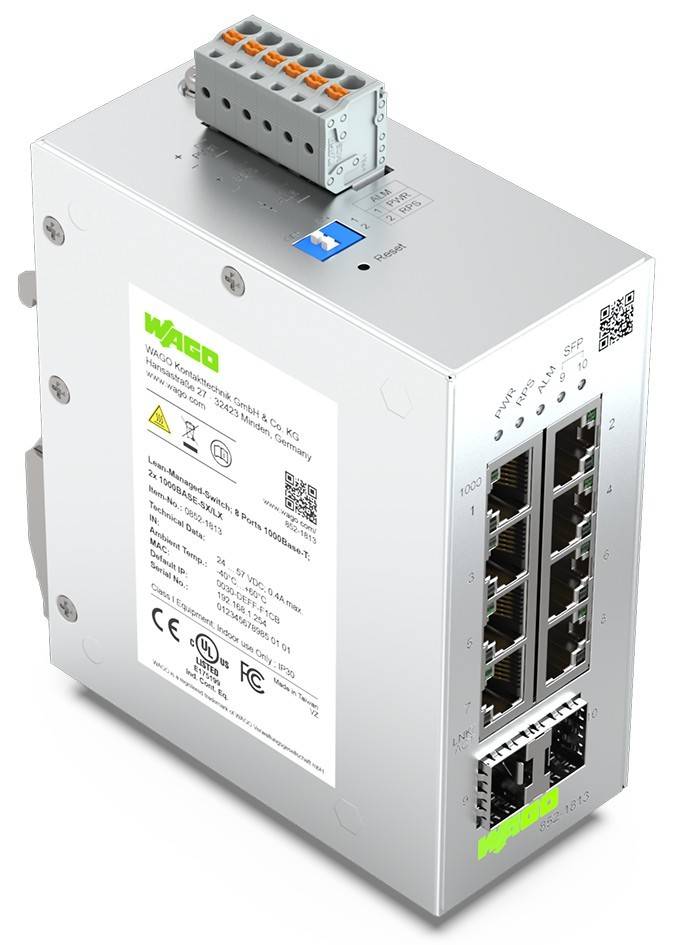 Ein Metall-Netzwerkswitch mit mehreren Ethernet-Ports ist auf einer Hutschiene montiert. Das Etikett zeigt Spezifikationen und Zertifizierungen an.