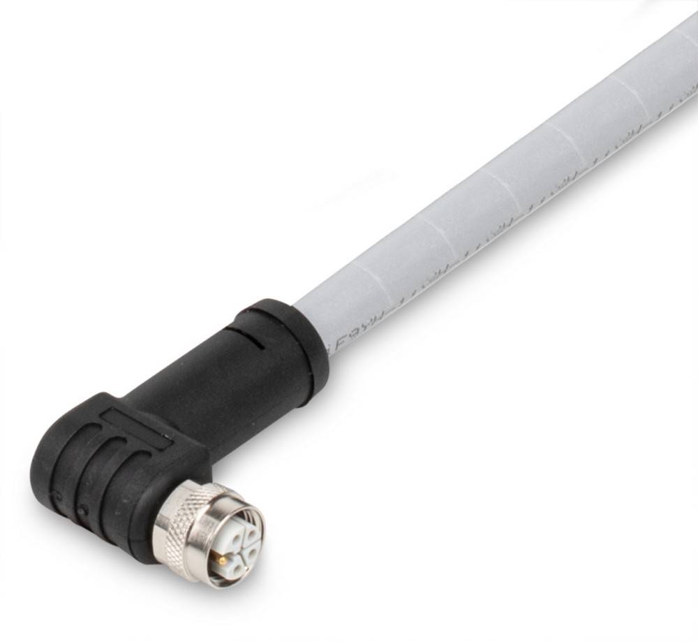 Ein schwarzer Winkelstecker mit einem angeschlossenen Koaxialkabel, der ein rundes Metallende zur Verbindung mit kompatiblen Geräten aufweist.