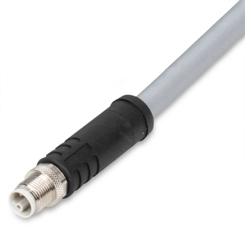 Eine Nahaufnahme eines grauen industriellen Kabels mit einem schwarzen Anschluss und einer Metallspitze, verwendet für elektrische oder Datenverbindungen.