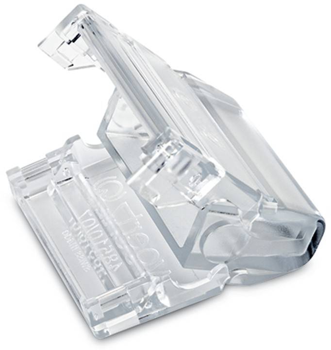 Ein transparenter Klebebandspender mit gezackter Schneidkante, der für einfaches Auslegen und Abschneiden von Klebeband entwickelt wurde.