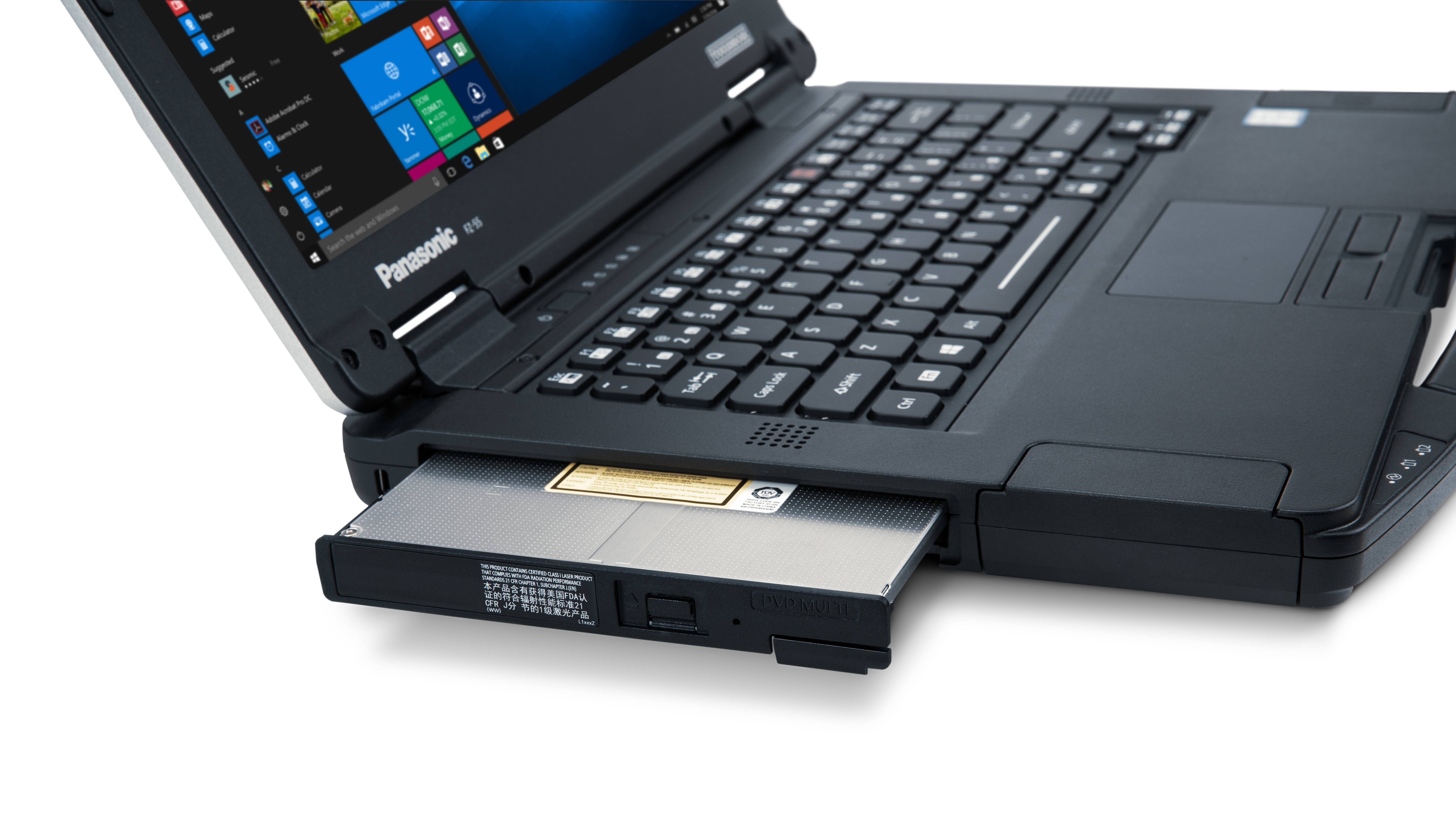 Laptop mit einem erweiterten externen Akkupack an der Seite angebracht, geöffnet auf weißem Hintergrund dargestellt.