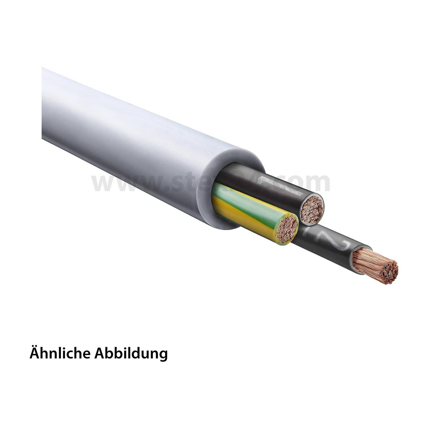 Ein Elektrokabel mit drei Leitern und weißer Außenhülle, einschließlich Kupferleitern, wird gezeigt, um die interne Struktur zu demonstrieren.