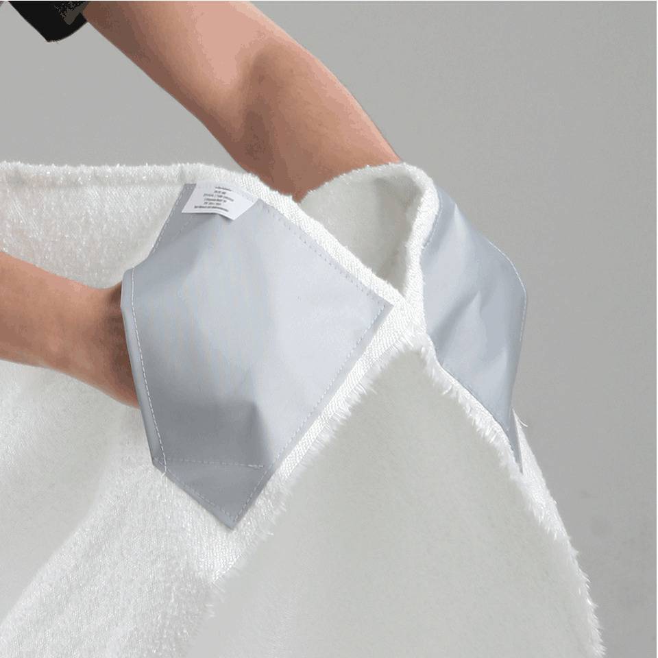 Feuerlöschdecke, gemäß EN 1869, mit 2 Handgrifftaschen, Glasfasergewebe, 1600x1800mm, Lieferung im Beutel