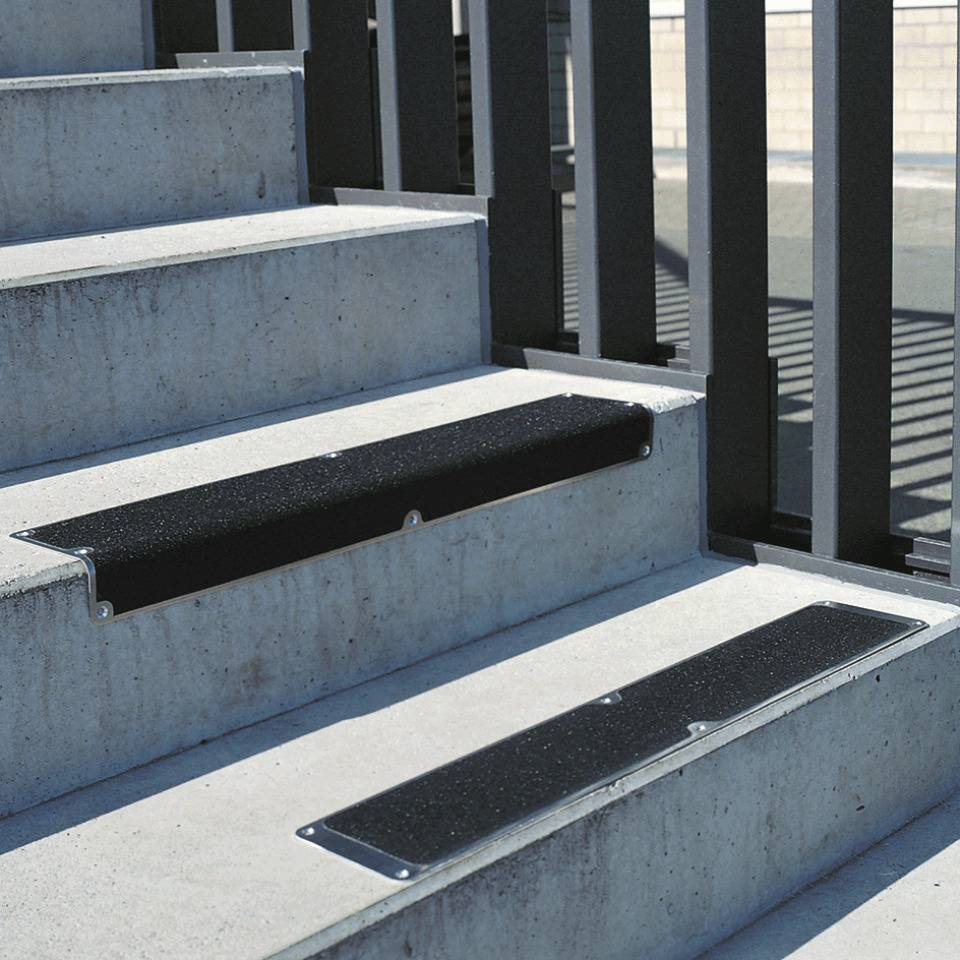 Treppenkantenprofil Extra, mit 3M Safety-Walk™-Antirutschbelag, schwarz, 120x635x45mm, ASR A1.5