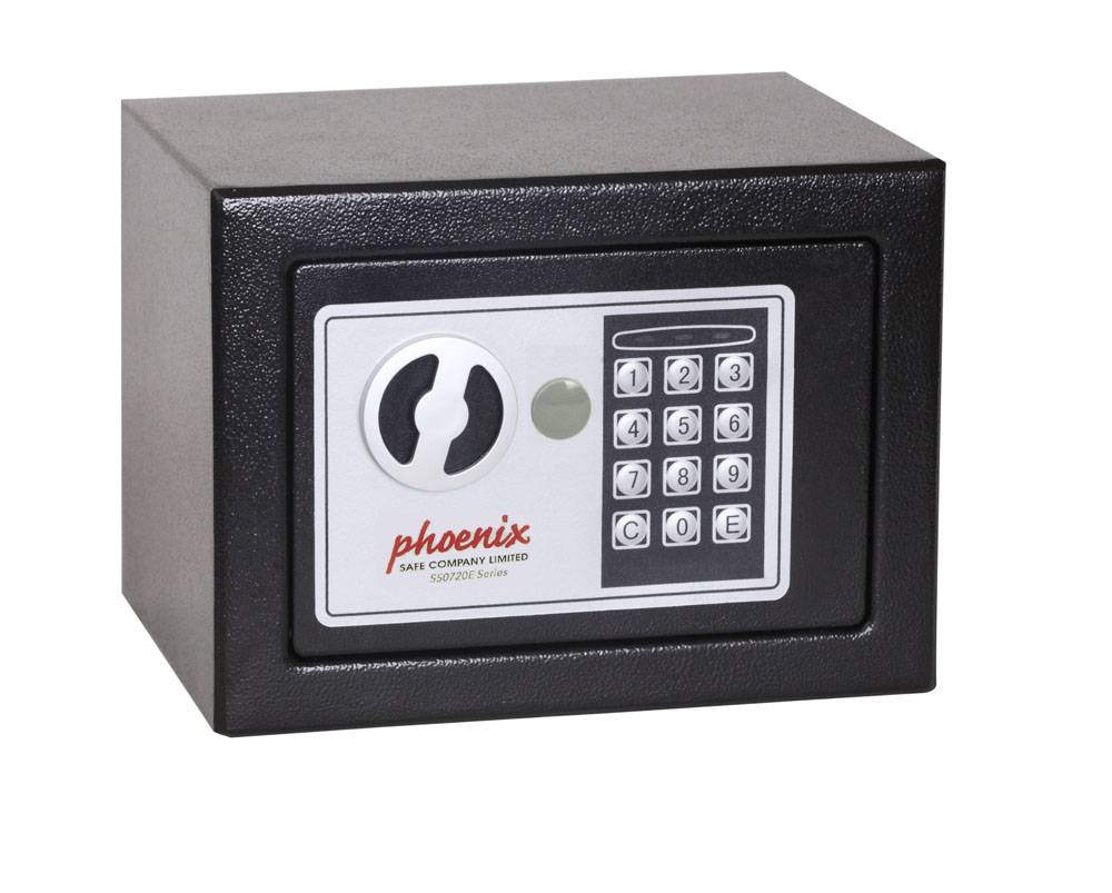 Ein kleiner schwarzer elektronischer Safe mit einem Tastenfeld und einem Schlüsselloch auf der Vorderseite.