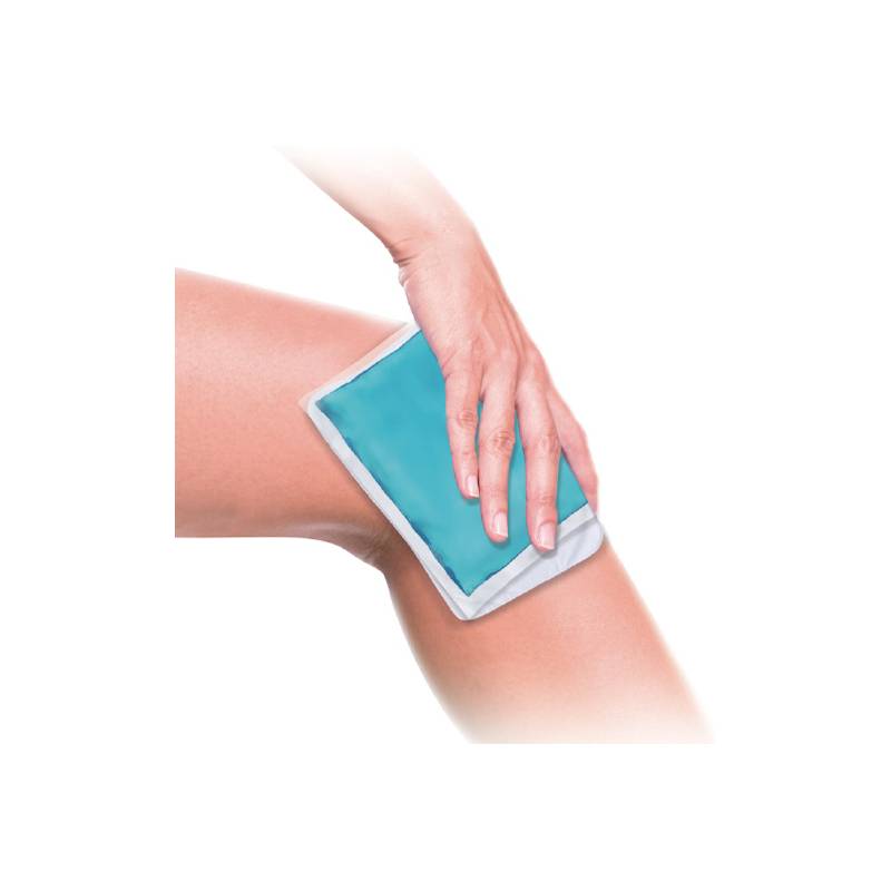 Eine Person legt einen blauen Kühlakku auf ein Knie, was auf eine Behandlung einer Verletzung oder Schmerzlinderung hindeutet.