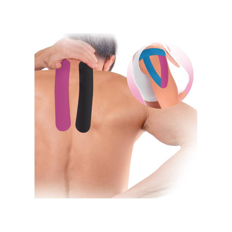 Eine Person bringt pinken und schwarzen Kinesiologie-Tape auf ihrem oberen Rücken auf. Eine Detailansicht zeigt die korrekte Taping-Technik an einer Schulter.
