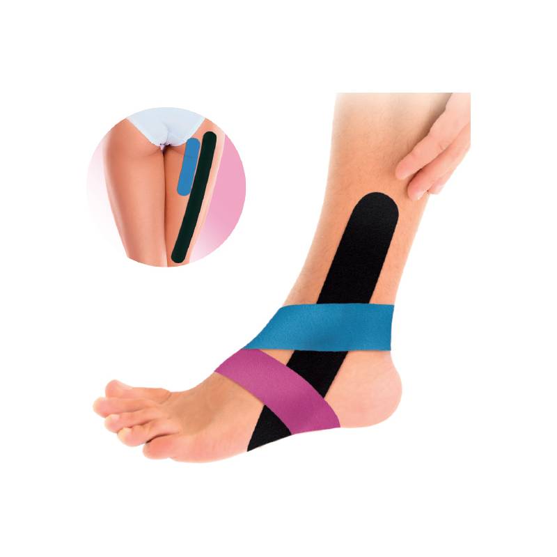 Elastisches Kinesiologie-Tape, das an Knöchel und Fuß einer Person zur Unterstützung angebracht wird, mit schwarzen, blauen und pinken Streifen. Kleines Bild zeigt Tape an einem Oberschenkel.