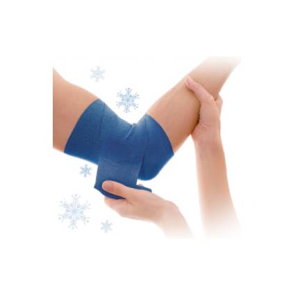 Eine Hand mit einem blauen Kompressionsverband umwickeltes Ellbogengelenk, umgeben von Schneeflocken-Symbolen, die Kältetherapie symbolisieren.