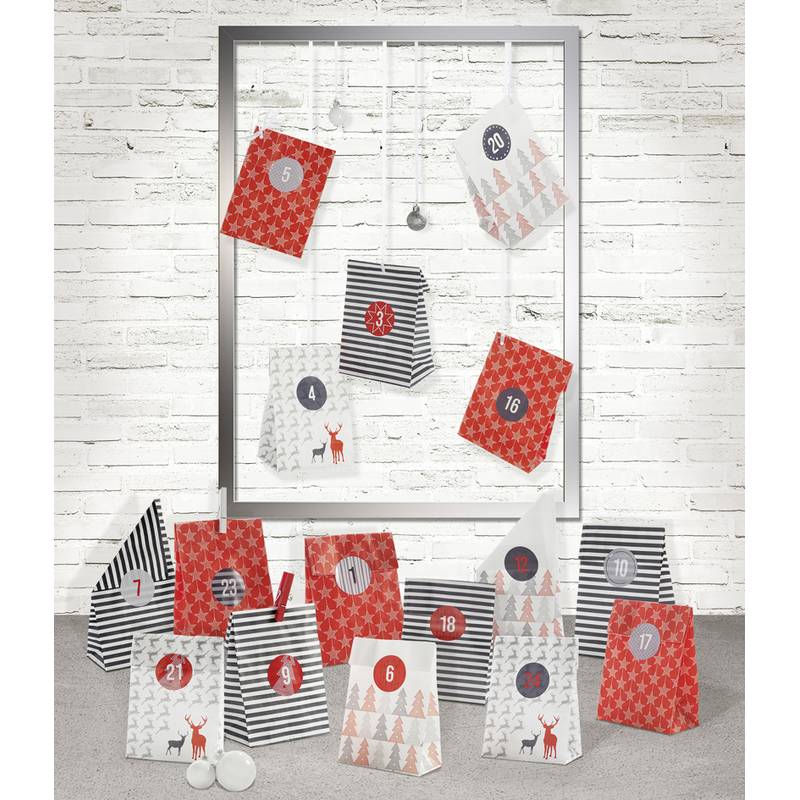 Ein Adventskalender mit roten und schwarzen Geschenkboxen, die für die Dezembertage bis Weihnachten nummeriert sind, mit festlichen Baum- und Hirschmotiven.