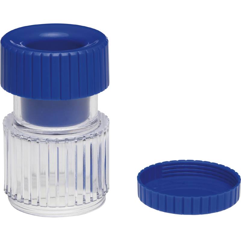 Ein durchsichtiger zylindrischer Behälter mit einem blauen Schraubdeckel, der üblicherweise zum Aufbewahren von kleinen Gegenständen oder Proben verwendet wird, dargestellt mit dem Deckel neben dem Behälter.