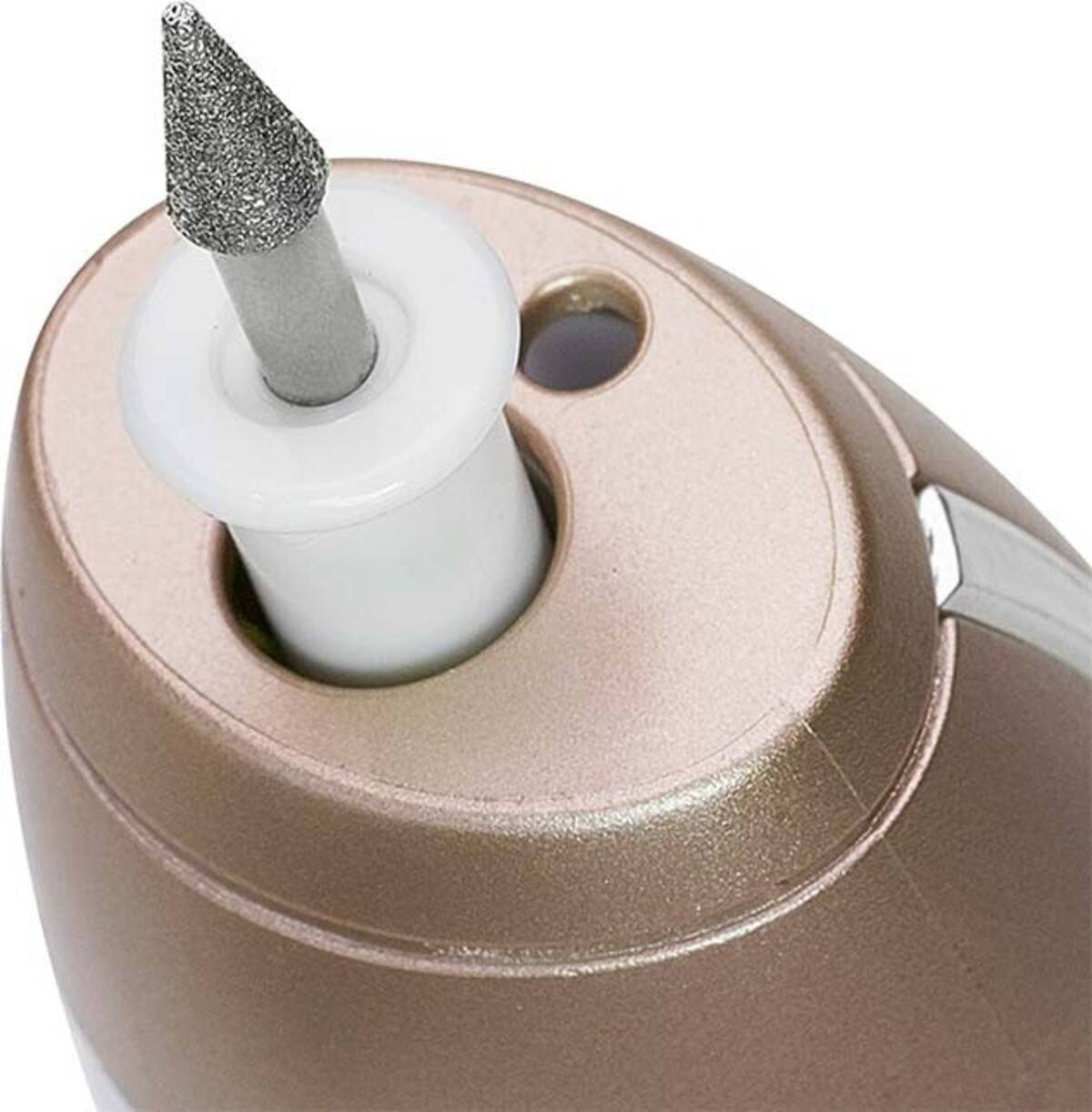 Nahaufnahme eines tragbaren elektrischen Nagelbohrers mit einem konisch geformten Schleifaufsatz, der in den Werkzeugkopf eingesetzt ist.