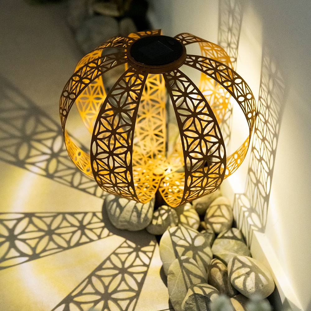 Solarleuchte Solarkugel Rostoptik für Außen rost Garten Solarlampe orientalische Kugel, mit Lichteffekt und Erdspieß, 1x LED warmweiß, D 30 cm
