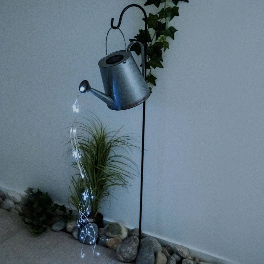 Wasserfall Gießkanne Solar LED Garten Deko draußen Gießkanne mit Lichterkette Außen mit Halterung, flackernde LEDs, 80x LED neutralweiß H 130 cm